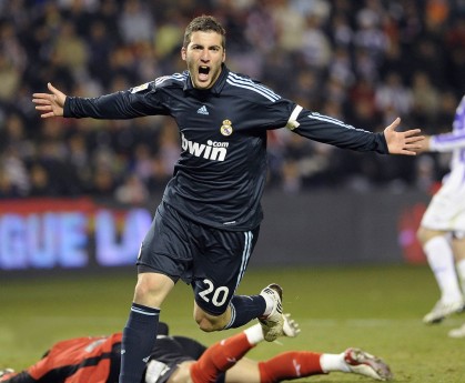 开云体育官网-欧冠半决赛之夜，本泽马末节接管比赛，铸就王者的加冕礼