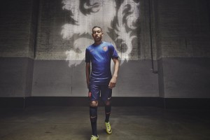 开云体育登录-赛道与球场，速度与韧性的双重奏鸣