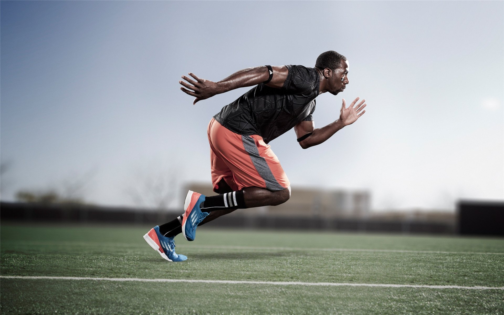 迪亚斯进攻端无人可挡,切尔西冲垮冰岛,当足球成为现代战争寓言