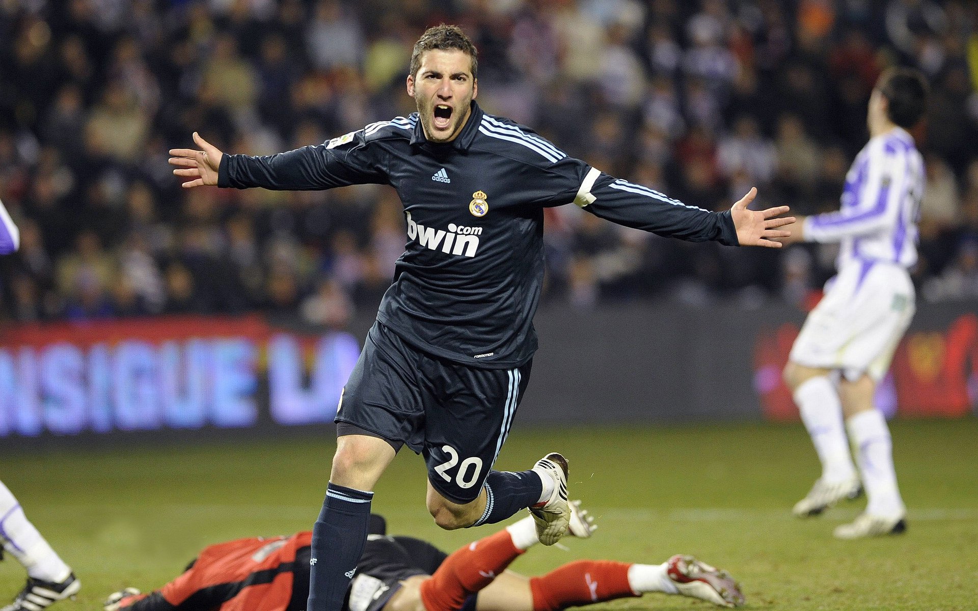 欧冠半决赛之夜,本泽马末节接管比赛,铸就王者的加冕礼